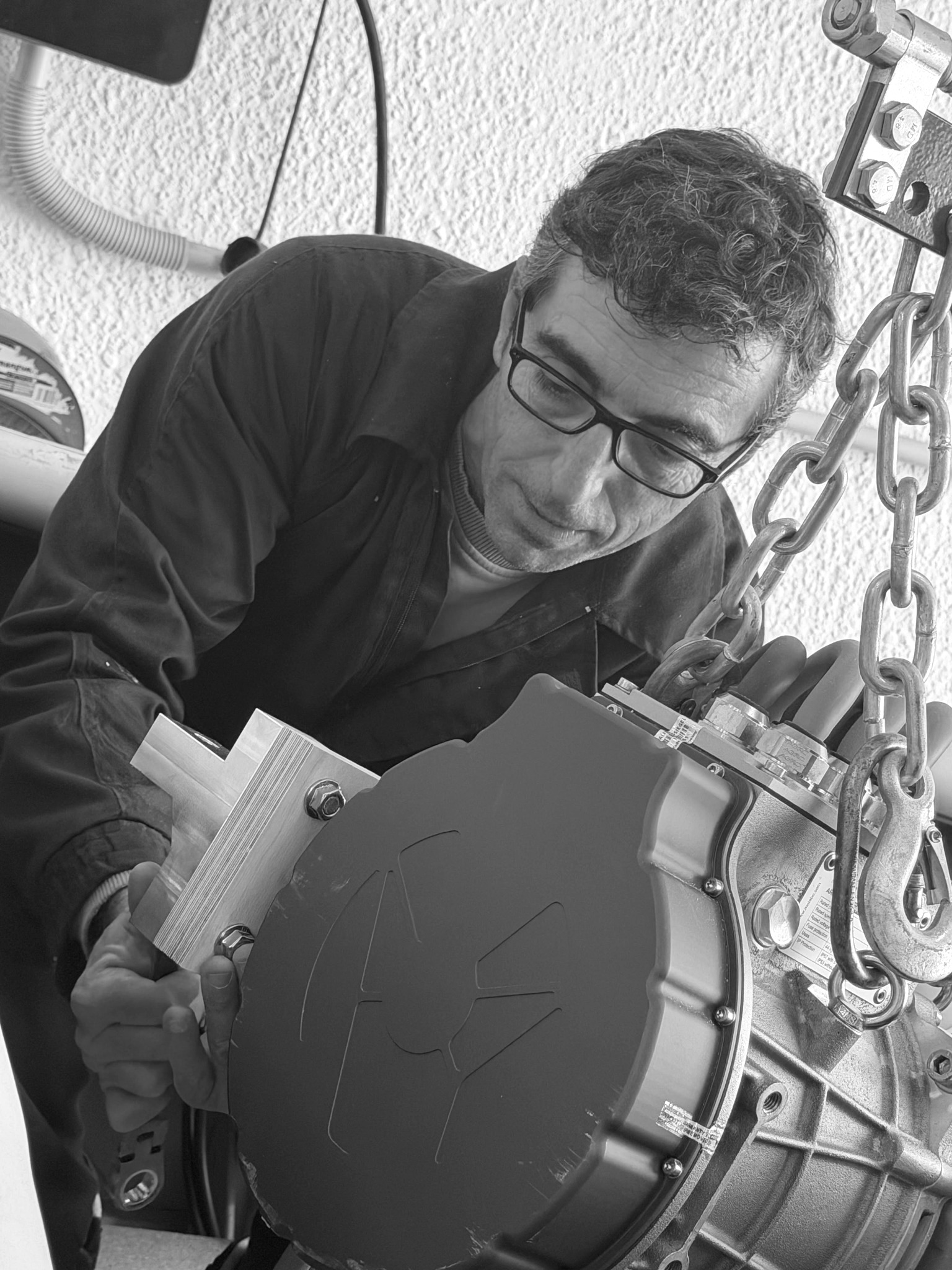 Jaime Cardells trabajando en la integración del motor eléctrico, fotografía en blanco y negro