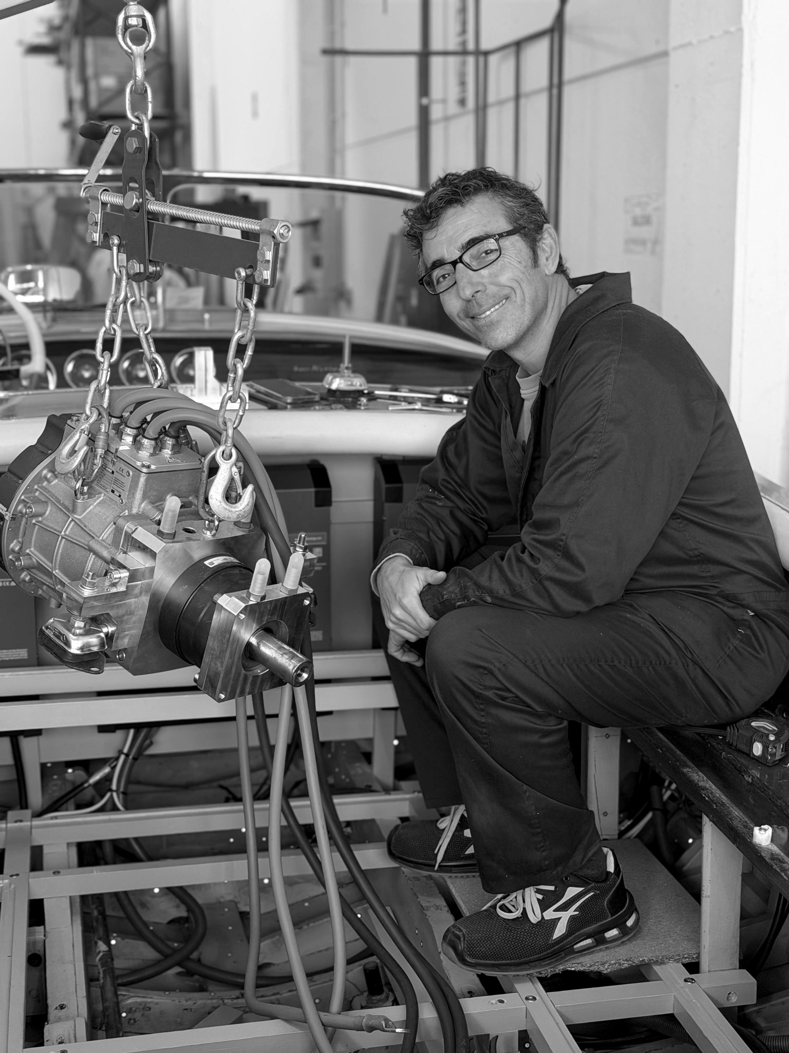Jaime Cardells junto al motor eléctrico de la Riva, fotografía en blanco y negro